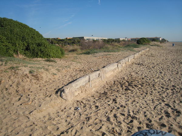 Restos de la valla que separaba el camping Albatros de la playa de Gavà Mar